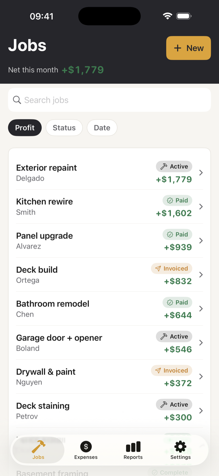 The Bygging jobs list on iPhone, showing each job's profit in green or red and net profit for the month.